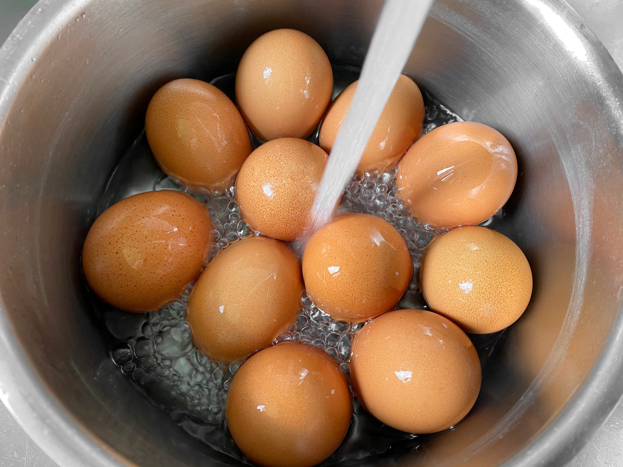 How to Wash Fresh Eggs in 4 Steps - 2024 - MasterClass
