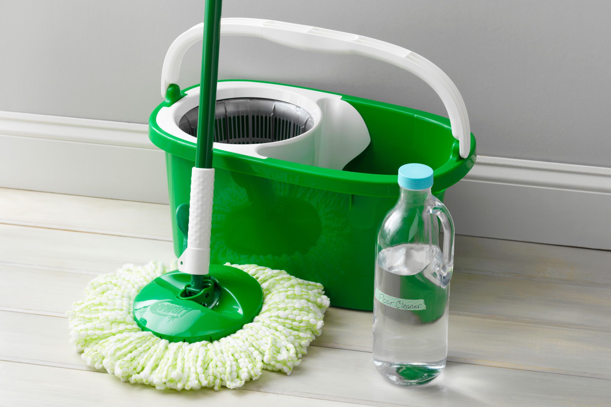How to Make Mopping Solutions With Household Ingredients