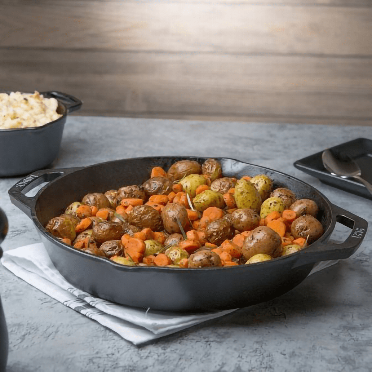  Lodge 12 Cast Iron Skillet - Chef Collection - Perfect Sear -  Ergonomic Handles - Superior Heat Retention - Cast Iron Cookware & Skillet:  Home & Kitchen