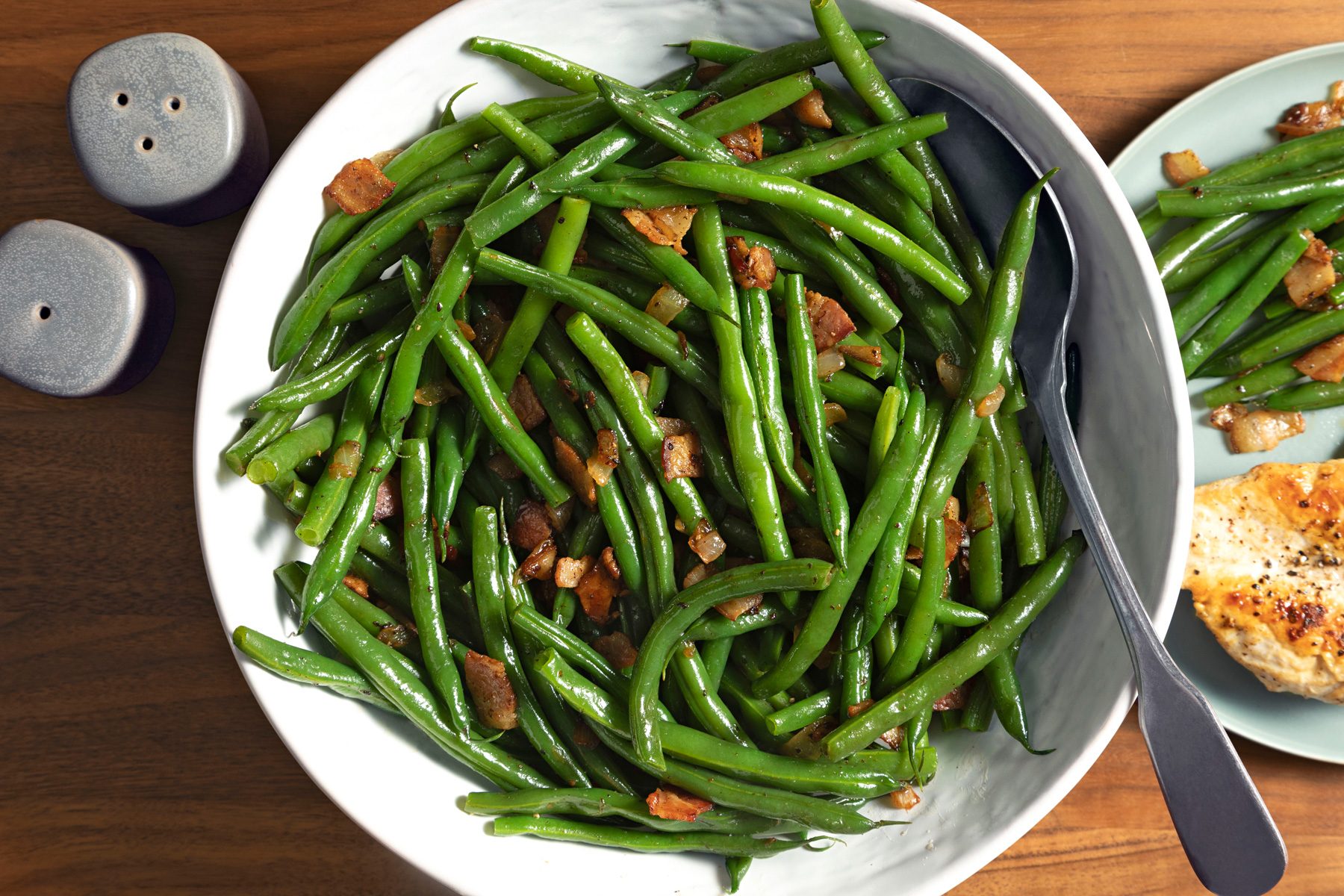 A white bowl of Green Beans With Bacon