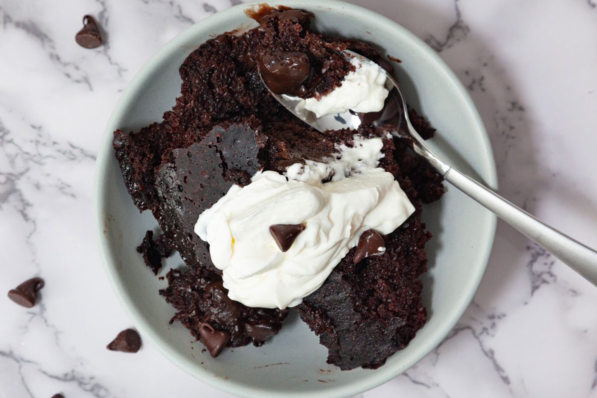 1 close up serving of Taste of Home Crock-Pot Lava Cake on a white marble surfaceLava Cake Tohd24 133470 Sarahtramonte 6