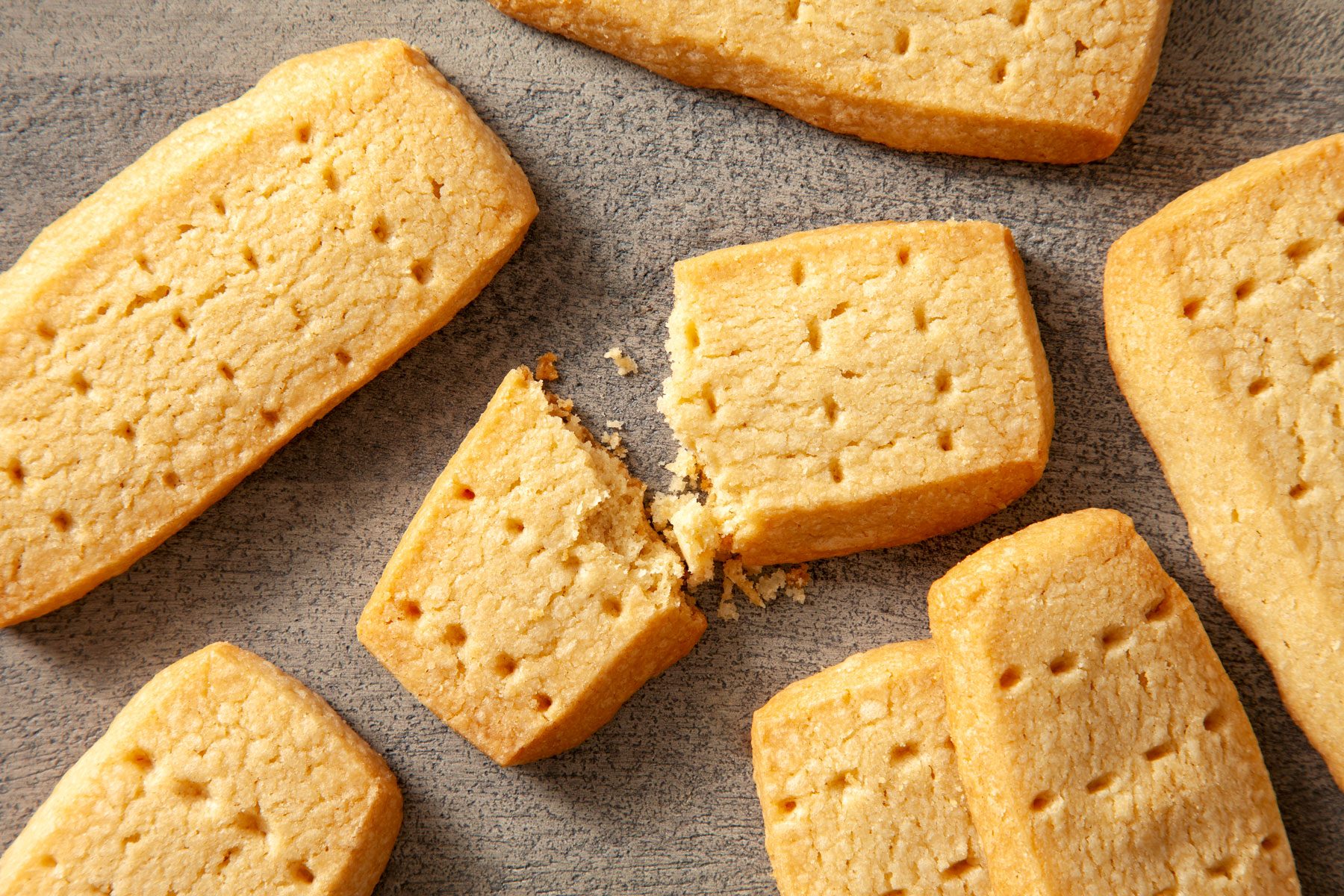 Close up of cookies. One cookie in the centre is broken in half.