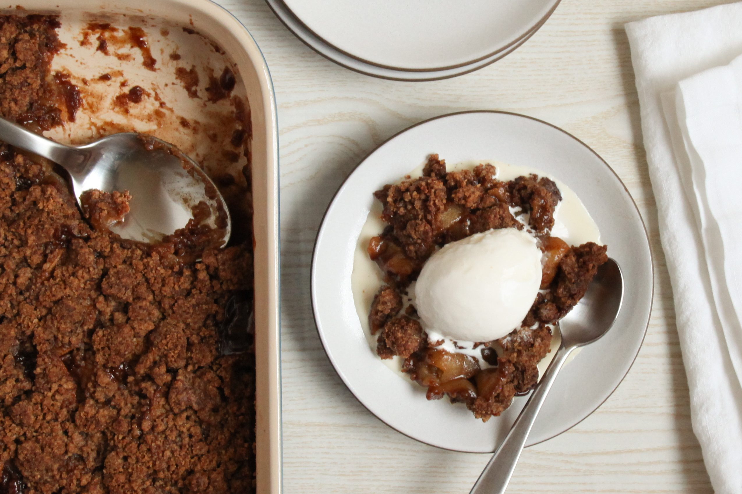 Serving the vegan apple crumble