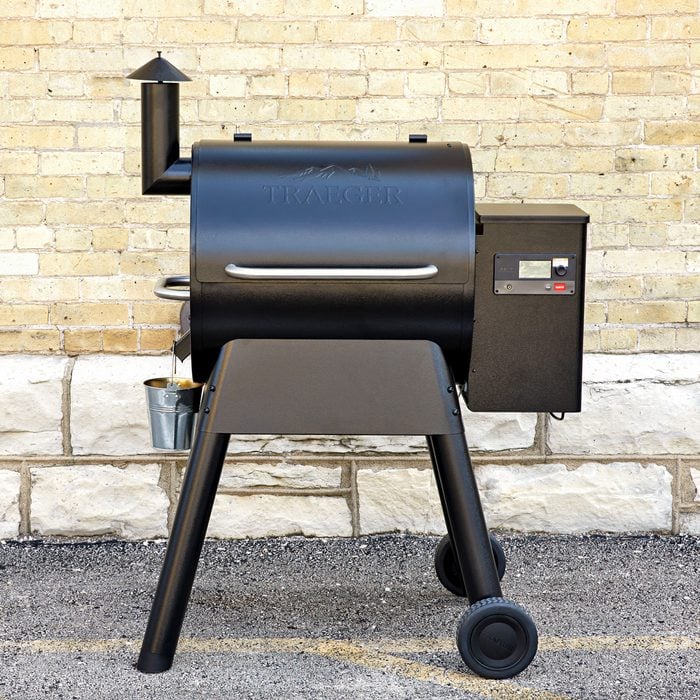 Traeger Vs Recteq Who Makes The Better Pellet Grill Traeger Pro 575