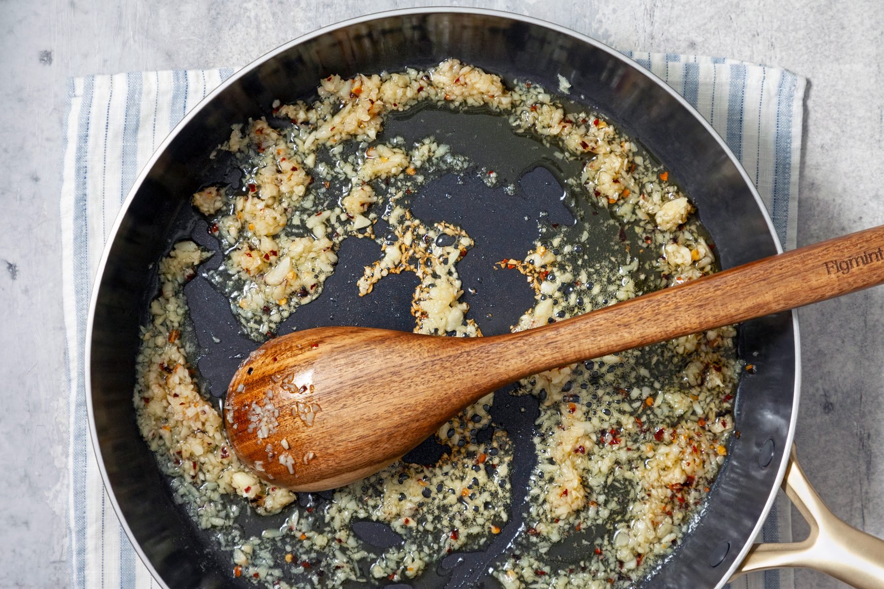 To the same skillet, add olive oil. Stir in garlic and red pepper flakes; cook until fragrant