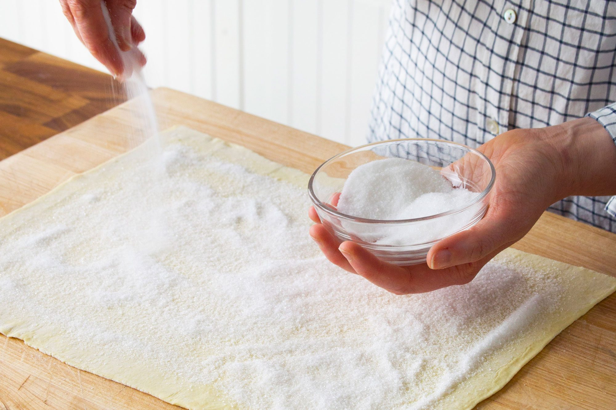 Sprinkle the puff pastry with sugar